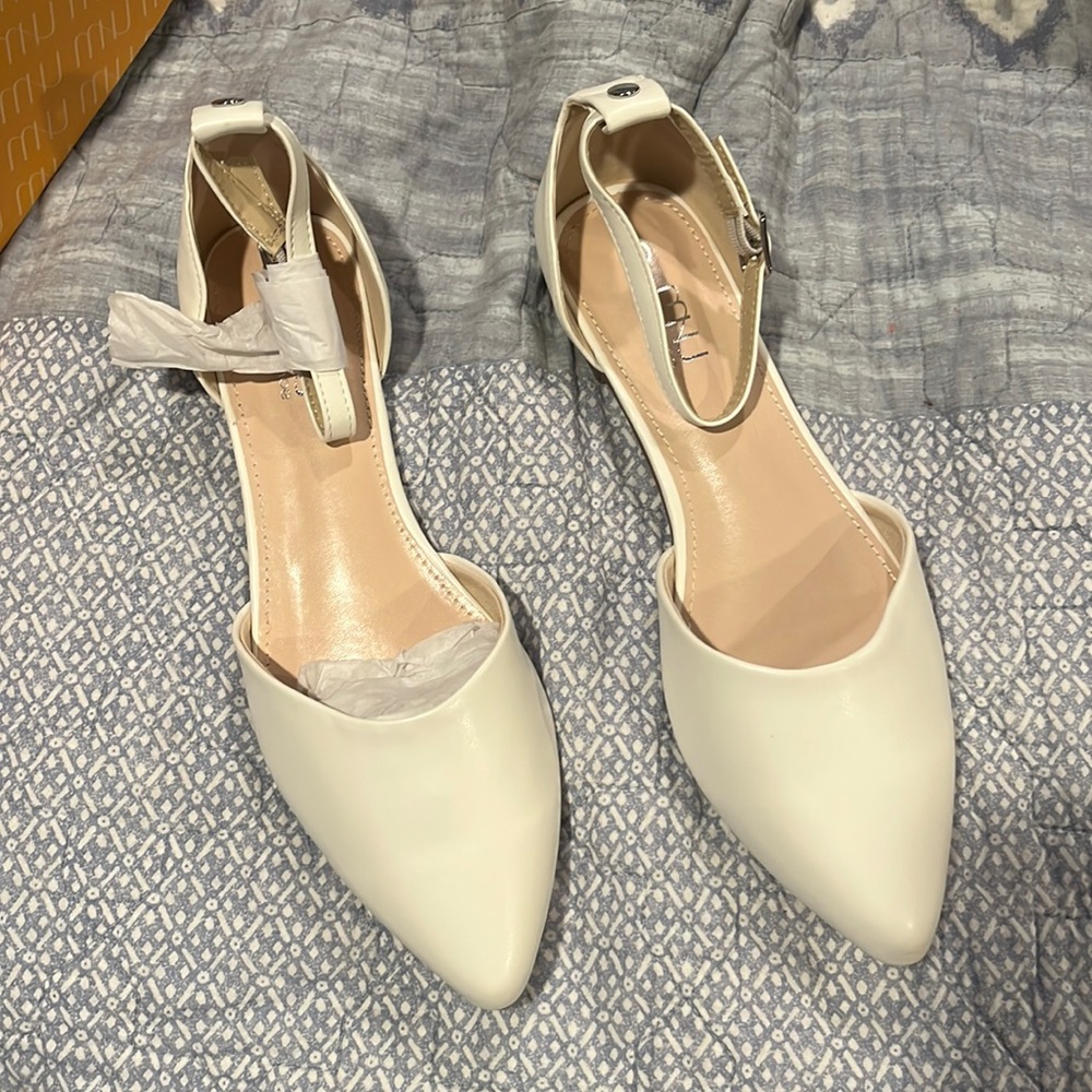 New in box off white flats